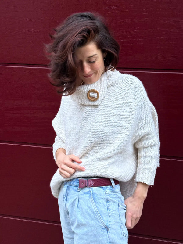 Femme portant un pull d’hiver et une ceinture sans boucle Libelté