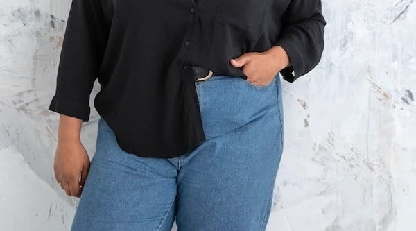 Femme ronde confiante qui porte un jean taille haute