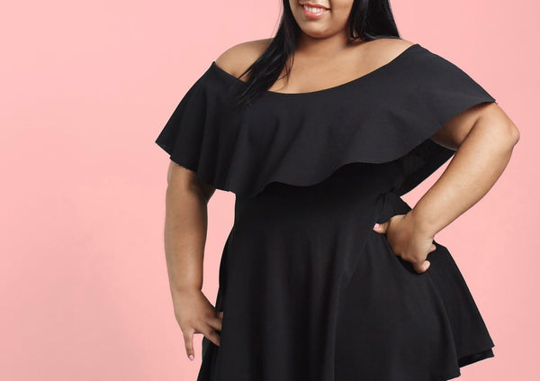 Une femme ronde qui porte une robe noire