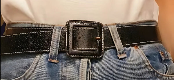 Ceinture serrée avec boucle