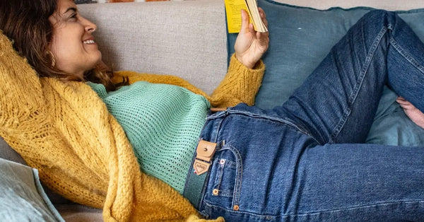 Une femme allongée en lisant qui porte une ceinture Libelté