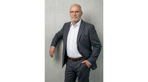 un homme avec du ventre confiant portant une ceinture sans boucle