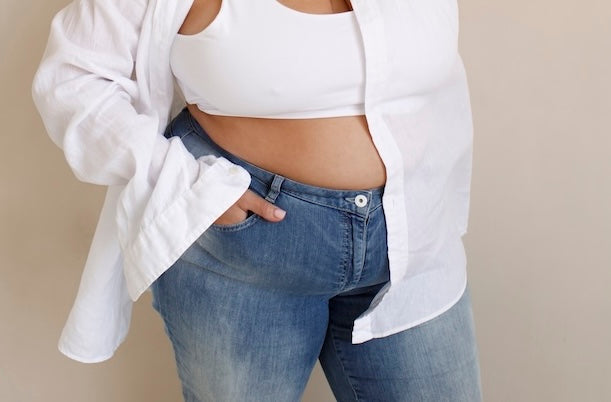 Femme avec du ventre qui porte un jean taille haute