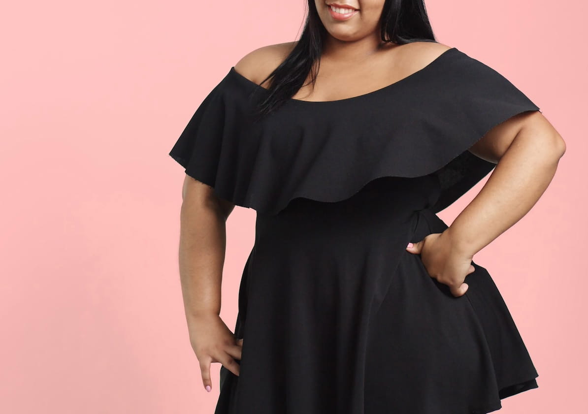 Une femme ronde qui porte une robe noire