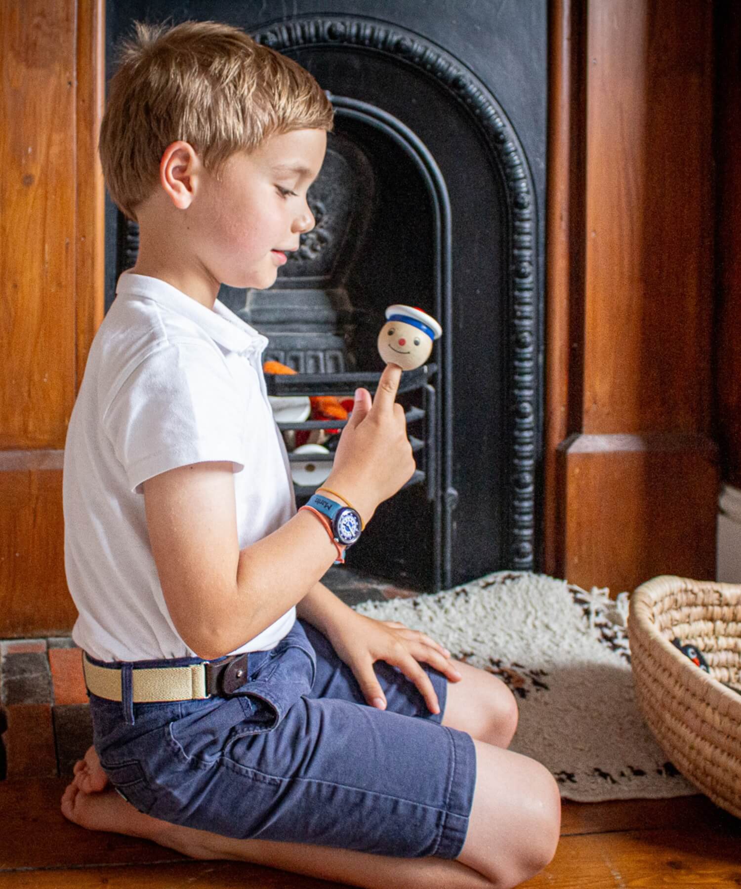 garçon avec une ceinture enfant beige