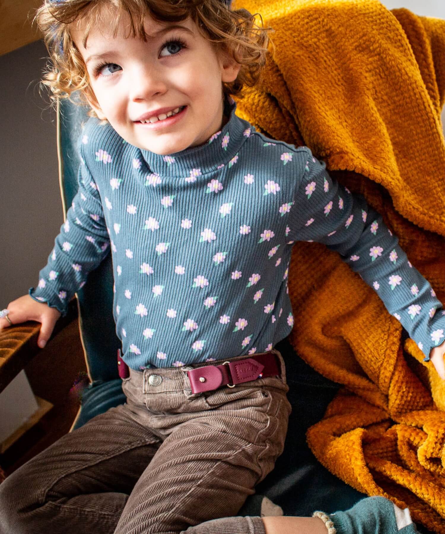 fille souriante avec une ceinture enfant bordeaux