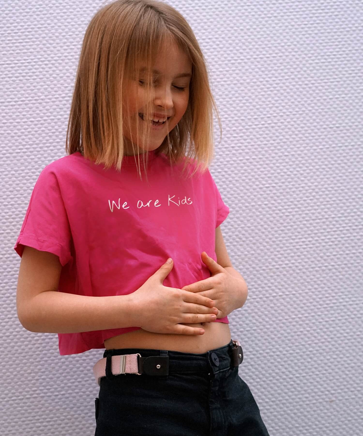 fille souriante avec une ceinture enfant rose libelte