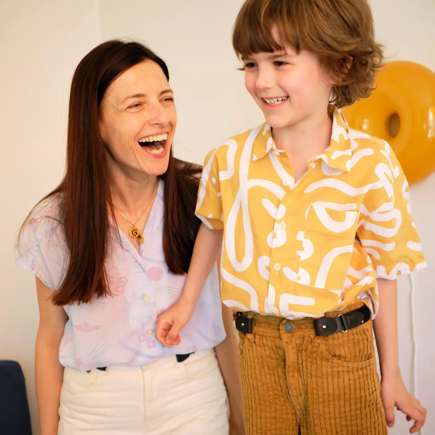 ceinture enfant noire sans boucle porte par un enfant
