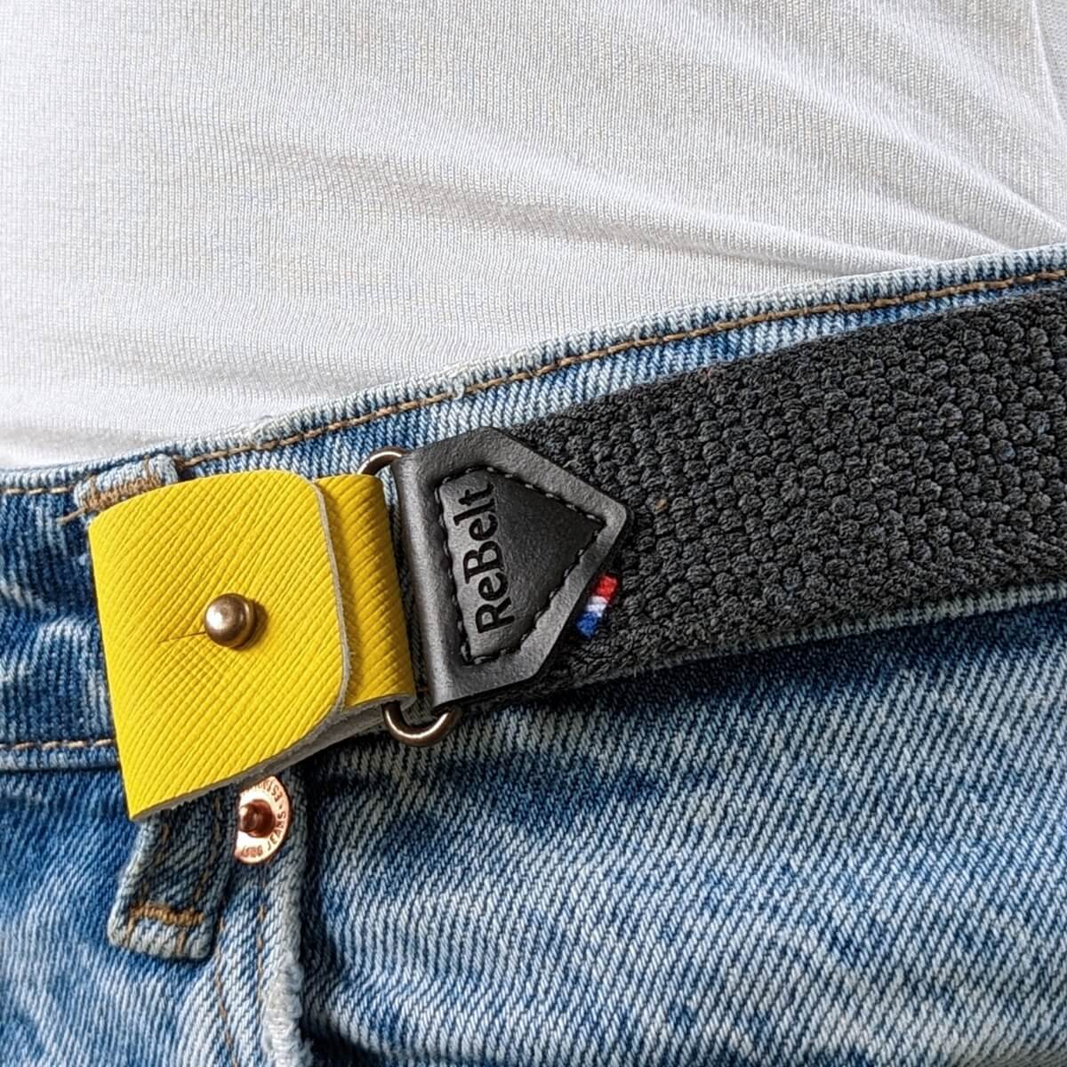 clips jaune sur ceinture libelté noire zoom