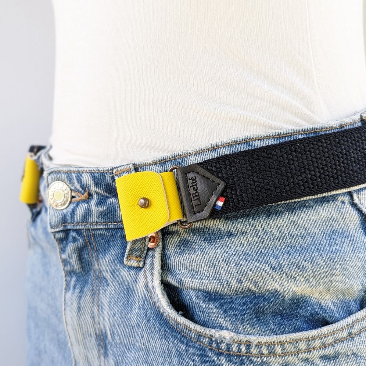 clips jaune sur ceinture libelté noire 
