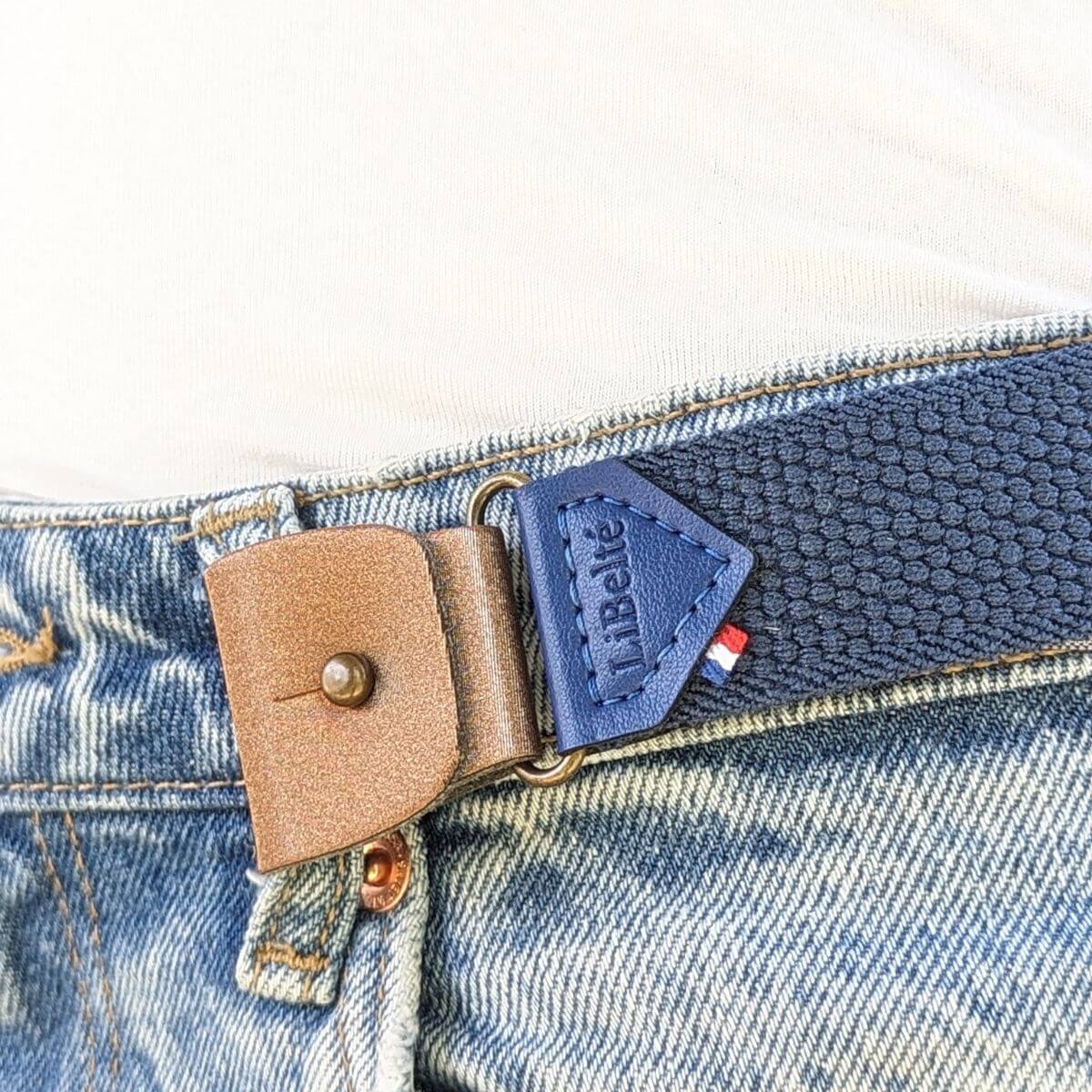 clips pour ceinture sans boucle élastique libelté couleur marron brillant  sur ceinture sans boucle bleu